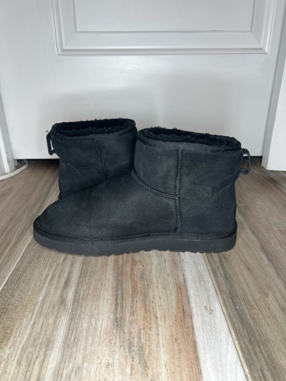 UGG Classic Mini Women Boots Black S/N 5854 Size 8 - Picture 7 of 10